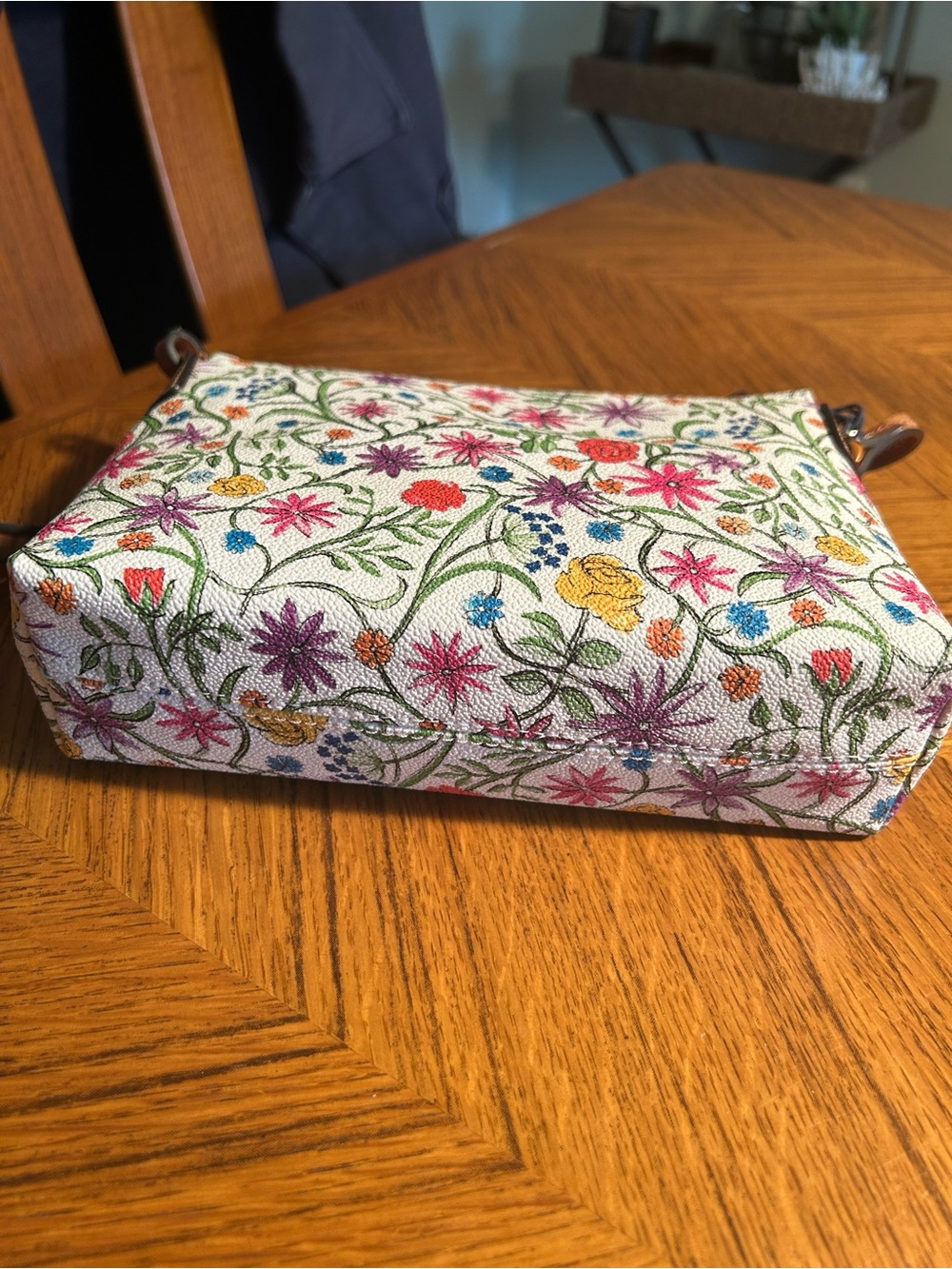New D & B White Floral Crossbody with Brown Leather Strap & Matching Wristlet - Picture 9 of 15